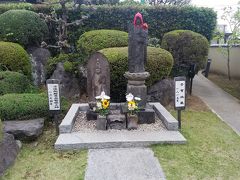 大乗寺の子育地蔵。子供を抱えています