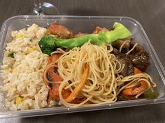 夜ごはんは中華をテイクアウト
1番小さいサイズで10ドルとかだったかな…

ホテルに戻って前日飲まなかったスパークリングワインを
ほぼ1人で空ける
ビーフンが激ウマ！
全部ビーフンでもよかったくらい！