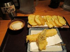単品で注文したイカと魚(穴子かキス、どっちを注文したか忘れた^^;)の天ぷらももちろん美味しかったのですが、それよりも何よりも、この日のオススメと書いてあって何気なく注文したじゃがバターの天ぷらが、今までに食べた天ぷらの中で1番美味しかったです!　
スライスしたじゃがいもの天ぷらに、バターのかけらがのってるの…絶対に美味しいでしょ!!!　いやー、この店に来て本当に良かった!