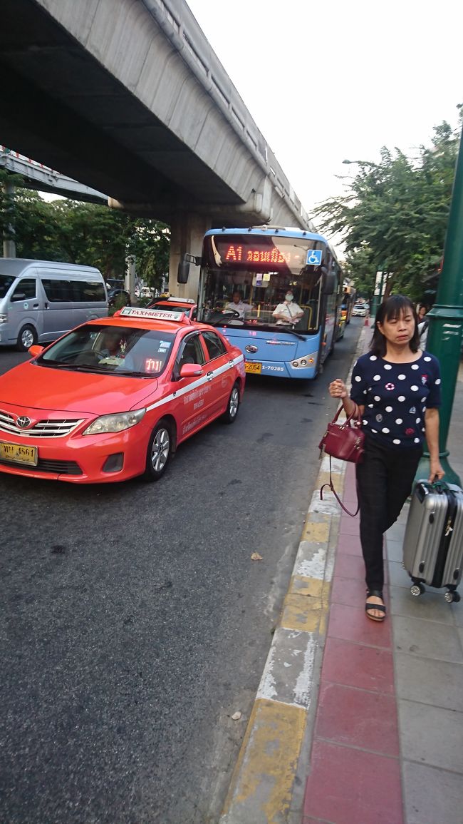 タクシーの後ろのA 1バスです。<br />タイのお金88THB 所持なので、タクシーは選択肢に入っていません。