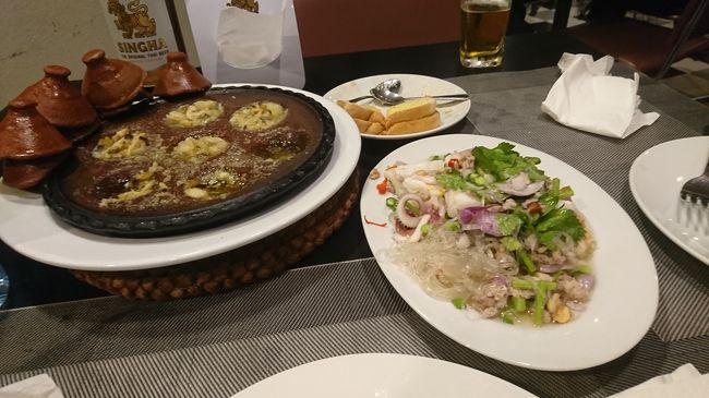 夕食は、ホテル近くのタイ料理店です。<br />生ビールは無くて、「冷たいビール」と言ったら、瓶のフローズンビールが出てきました。<br />