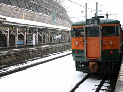 渋川駅から35分ほどで、車窓左に諏訪峡が見えてきた。
この景色を見ると、水上へ来たなと感じる。
そして、12:06に水上駅に到着した。
いつの間にか、外は雪が強く降り出していた。