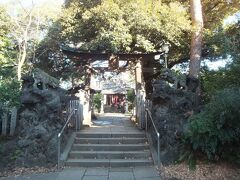 椎名駅（池袋の隣駅）前に鎮座する長崎神社にやって来ました。今回は武蔵野三十三観音の巡礼ですがそれだけではつまらないので途中の寺社仏閣も参拝していこうと思います。
小ぢんまりとした神社ですがこんな空間が池袋駅のすぐ近くに有るんですね。
境内にある宮司宅で御朱印を頂きました。

※くどいようですが頂いた御朱印はいつものところで公開予定
http://haachan55.blog.fc2.com/