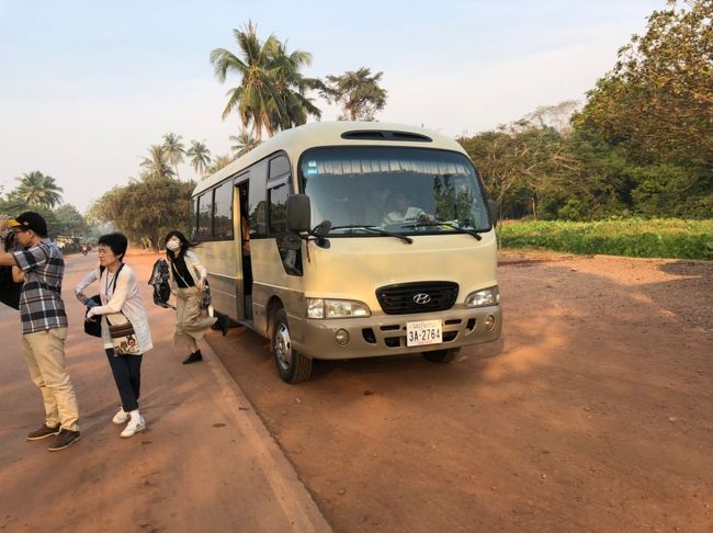 【8:00】<br />ベンメリア到着。<br /><br />・・・・と、ここでちょっとしたアクシデント。<br /><br />ベンメリアは以前は独自のチケットがあったのですが、2020年から、アンコール遺跡のチケットと共通チケットとなりました。<br /><br />普通、シェムリアップに観光に来る人は共通チケットを購入すると思うので、そういう意味では、新たに購入しなくてもよく、お得ともいえます。<br /><br />ですが、シェムリアップに来て、アンコールワットに行かないというレアな人や、日程の都合で共通チケットの期間外の人は、<br /><br />別途、高額な共通チケットを購入しなくてはいけないことに。<br /><br />私は事前にアナウンスをされていたのですが、どうやらそのアナウンスが不十分だった方がおられたようで、<br />（もしくはアナウンスがあってもメールを見ていなかったか）<br /><br />チケットを持っていない人がいたようです。<br /><br />仕方なく、その人がチケットを購入するまでの間、30分ほど待機。<br /><br />一瞬、シェムリアップ近郊のチケットセンターまで戻るのかとびっくりしましたが、近くにチケットを売っている箇所があるようでした。<br /><br />とはいえ、こんなハプニングにもかかわらず、特に空気が悪くなるようなことは無かったので、良いメンバーに恵まれていたと思います。<br /><br />