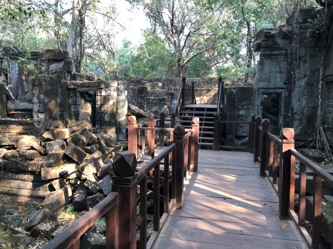 ベンメリアはフォートラベルによると、シェムリアップの観光ランキング第４位。<br /><br />中国人で大混雑・・・らしいですが、この日はまだ早朝ということもあり、かなり空いておりました。