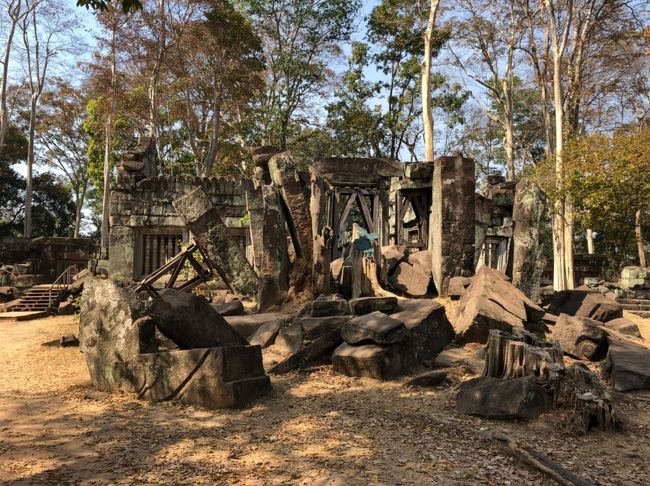 【10:55】プラサットトムに到着。<br /><br />コーケー遺跡群の中でもっとも有名な、ピラミッド遺跡です。<br />