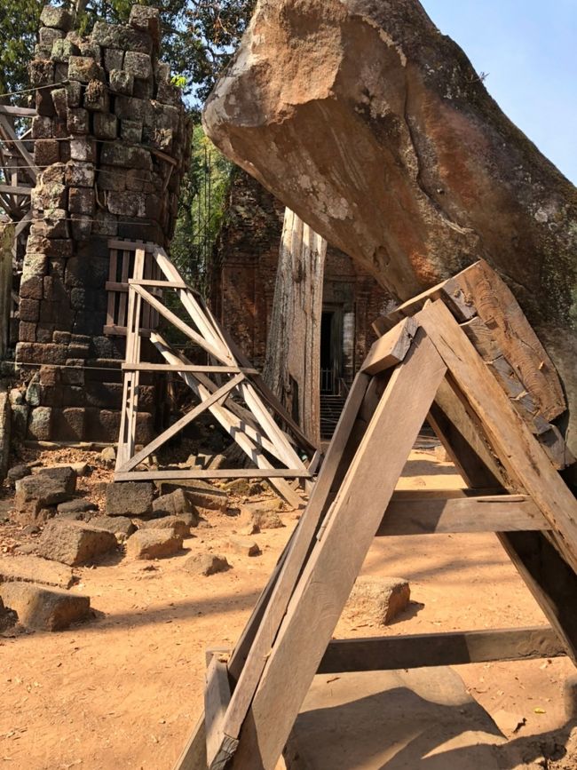 少し歩きます。<br /><br />今にも遺跡が倒れそう笑