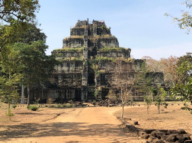 【11:10】ピラミッドに到着<br /><br />７段ピラミッド。<br />