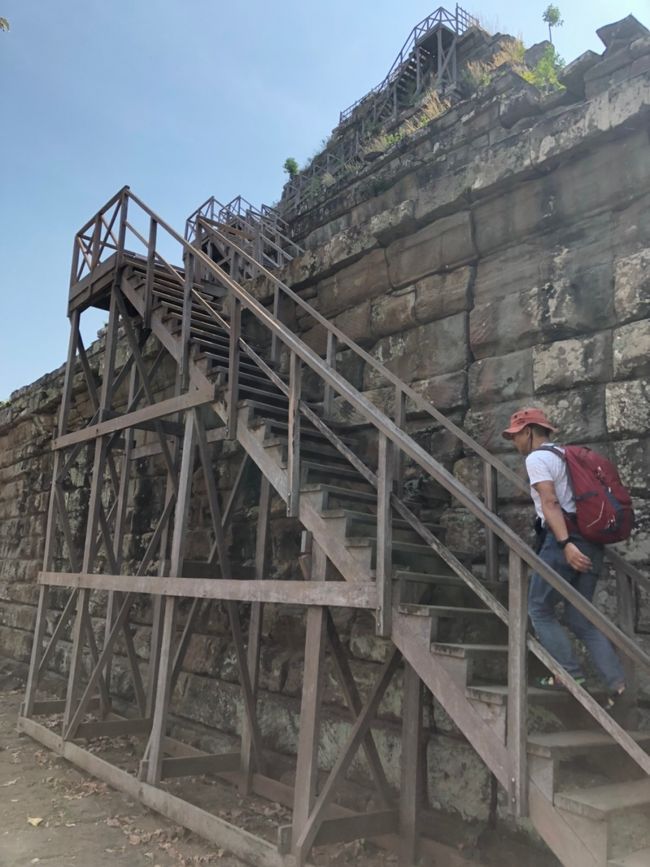 <br />側面に階段がありました。<br /><br />階段自体はアンコールワットの第三回廊やタケウに比べると勾配は緩いです。<br /><br />20分ほど自由時間。<br /><br />上まで上るかどうかは自由ですが、お年を召した方も含め、皆さん、上っておりました。<br /><br />ガイドさんは上りませんでしたが笑<br />