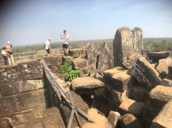 <br />頂上は岩だらけで足場が不安定です。<br /><br />後に訪れるプレアヴィヒアよりも、恐怖という点では上かも笑