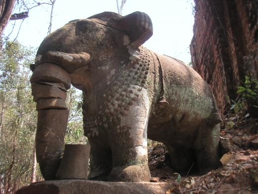 【--:--】プラサットダムレイ<br /><br />HPによると、このあたりで、プラサットダムレイによるらしいのですが、寄りませんでした。<br /><br />ベンメリアのチケット騒動のタイムロスのためだろうか・・・・笑<br /><br />写真はインターネットより。<br /><br />アンコールトムの象のテラスの上位互換と言えるかもしれない。