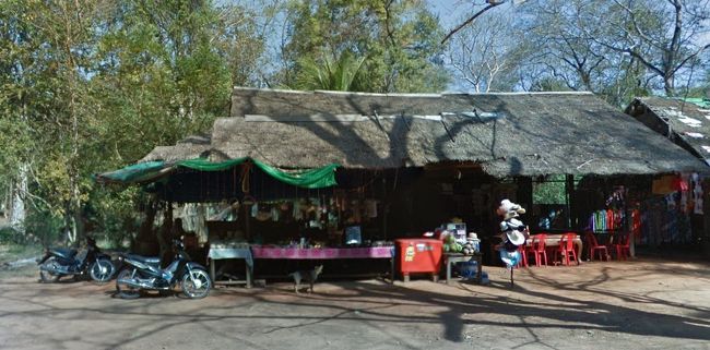 【11:45】近くのレストランで食事。<br />