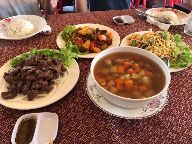 こういうツアーにはよくある、大皿を取分けるスタイルです。<br /><br /><br />取り箸がないようなので、テーブルのメンバーと合意の上、直箸で。<br /><br />うん、そっちのほうが個人的には気楽でいいです笑<br /><br />お味はまあまあ。<br /><br />衛生面が・・・との口コミもありましたが、特に気にはなりませんでした。<br />