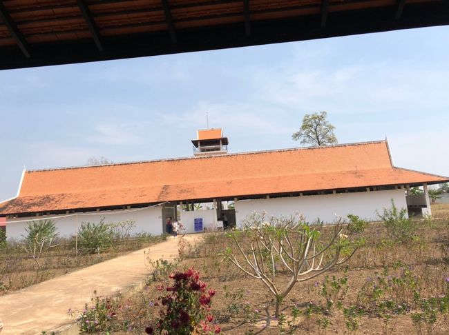 【12:30】大きなトイレでトイレ休憩。<br /><br />この後、２時間かけてプレアヴィヒアへと向かいます。<br /><br />が、またしてもアクシデント。<br /><br />バスの冷房が壊れる笑<br /><br />まじかよ・・・・・って雰囲気になりましたが、窓を開けると外から涼しい風が入ってくることもあり、思ったほどの地獄にはなりませんでした。<br /><br />普通に爆睡するレベルには支障がないほど笑