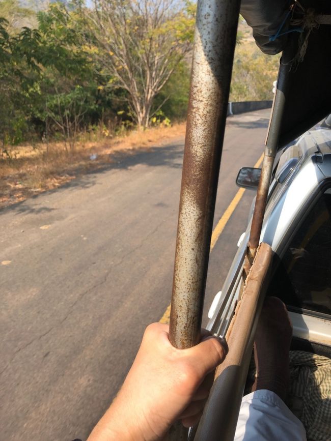 遊園地のアトラクションでも、もう少し上品に揺れるだろ・・・ってくらい、常に片手は荷台の柱を持っていないと振り落とされる気がします笑<br />