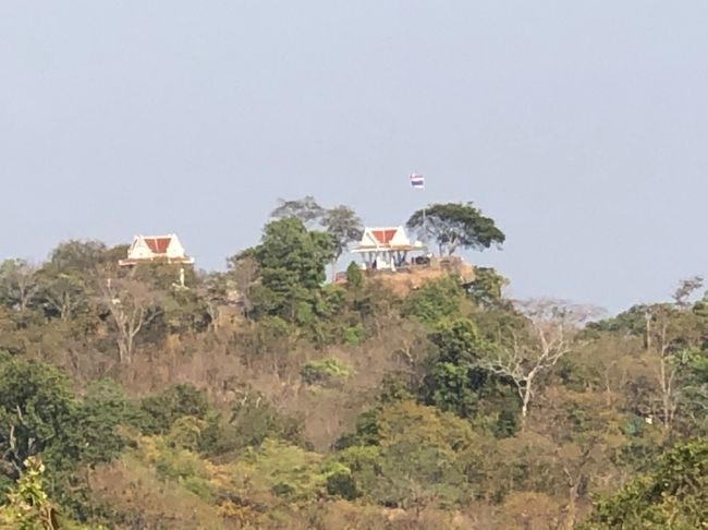 【14:50】山頂に到着。<br /><br />しばらく歩きます。<br /><br />このあたりはタイとの国境、ってことで、ガイドさんがそういう話をしてくださいました。<br /><br />遠くにタイの国旗が見えます。