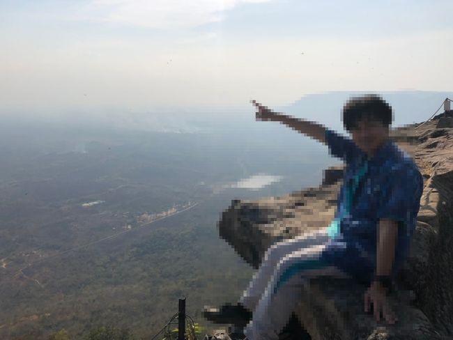 もちろん、そのあとは各自で自由に写真撮影タイム。<br /><br />一人旅の人どうし、交互に撮影しました笑<br /><br />インターネットでプレアヴィヒアの画像を調べると、皆さん、断崖絶壁に普通に腰を下ろしているんで、<br /><br />崖っぷちに見えるのは実はトリックで、実際はもし落ちても大丈夫な程度の高さなんだろう、と思っていましたが、<br /><br />割と落ちたら無事で済まない高さでした爆<br /><br />でも不思議と、アドレナリンのせいか、恐怖は感じず。<br /><br />そーっと、そーっと、行くつもりだった崖っぷちにも、小走りで行くという笑