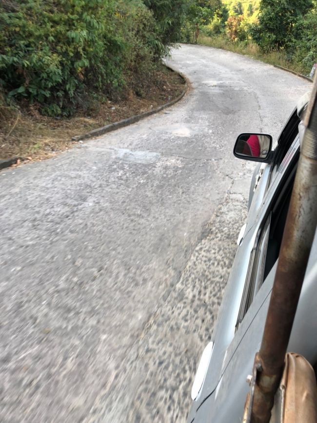 【16:08】再び4WD<br /><br />下山のほうが怖い・・・笑<br /><br />【16:30】トイレを済ませ、水を購入し、再びバスへ。<br /><br />シェムリアップまで一気に帰ります。<br /><br />3時間以上バスに乗る。<br /><br />寝ないとトイレが持たないな・・・・汗<br /><br />まあ多分、我慢できなくなればどっかによってくれると思いますけど笑<br /><br /><br />【20:00】解散<br /><br />食事つきのプランの人はレストランへ、そうでない人はホテルまで送迎して解散。<br /><br /><br /><br />以上です。<br /><br />丸１日をかけて遺跡４か所というのは、やや少ない気もしますが、そのどれもが遠方ということを考えると、効率的にプランは寝られていると思います。<br /><br /><br />何よりも、シェムリアップ近郊の遺跡だけで２，３日も過ごすと、次第にマンネリ化・・・というか、<br /><br />「どれも同じようなものやな・・・」という、飽きがくるのですが（爆）<br /><br />このツアーで訪れる遺跡は、そのどれもが、他の遺跡とは似通っていない、もしくは他の遺跡の上位互換、ともいえるレベルであり、<br /><br />遠いし、ちょっと高いですが、十分に訪れる価値はあると思います。<br /><br />もし仮に、この遺跡群が、アンコールワットのすぐ近くにあるとすれば、間違いなく、シェムリアップ観光の「ド定番」になるはずです。<br /><br />