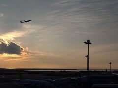 時間があるので展望デッキから夕暮れと飛び立つ飛行機を眺めていました・・あっという間の5日間でした。