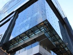 渋谷フクラスは、東急プラザ渋谷、オフィス、観光支援施設、バスターミナル等からなる複合施設です。
「渋谷フクラス」は、高さ103メートルを誇り、地下4階、地上18階のフロアで構成される。2階から8階、そして17階、18階にオープンする新生「東急プラザ渋谷」を中心に、高層部にオフィスが入るほか、1階には気軽に立ち寄れるカフェとともに、空港リムジンバスも乗り入れるバスターミナルを設置し、渋谷駅西口の新たな玄関口としての役割も果たしていく。
