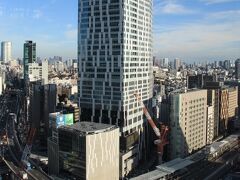 屋上テラスから見た渋谷ストリーム。
「渋谷ストリーム」は旧東横線「渋谷駅」のホームと線路跡地などに造られました。地上35階、地下4階の巨大な建物内にはオフィス、渋谷ストリームエクセルホテル東急、ホール、レストラン、ショップなど多種多様な施設があります。 渋谷川に面したグランドフロアには「稲荷橋広場」と「金王橋広場」の広場があり、様々なイベントが行われています。
