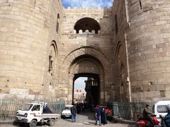 ズウェーラ門に到着。
1092年に建てられ、カイロにある城門の1つ。