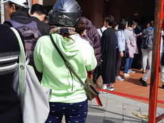 林合發油飯店の油飯が食べてみたくなり迪化街へ

しっかり寝坊して１１時半w

遠くから行列が見えたのでまだ売り切れてはないらしい