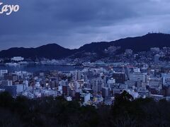 風頭公園。

あいにくの曇り空で、トワイライトタイムの夕景はとれず…。

17時50分頃。

人っ子一人いなかったので、真っ暗になる前に、下山。
ひたすら無言で下りましたが、膝が笑いそうでした。