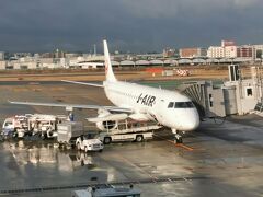 福岡空港に到着。こちらは雨模様ですが、すぐに那覇に向かいます。