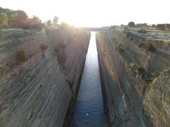 空港から約100キロ、1時間くらいでコリントス運河に到着しました。
エーゲ海からイオニア海側へ抜ける運河です。
道の橋の上からの写真ですが全長が約6.4キロ、高さは場所によってかなり違うのですが一番高い場所で60メート、一番低い所は1メートル位。
ここを小ぶりなクルーズ船は通るそうです。
この運河を通らないと400キロの遠回りをする事になるそう。