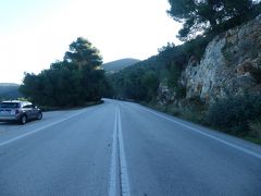 次の目的地、エピダヴロス遺跡に向かいます。
ここからは高速道路が無いので一般道を走りますが、道路はすいているし眺めも良く、快適なドライブです。