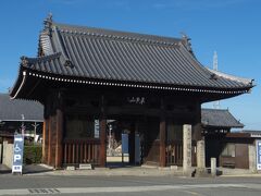 『第77番札所 桑多山 明王院 道隆寺』
道隆寺到着です。
大きな仁王門ですねー！