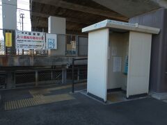 『JR 讃岐塩屋駅』
予讃線の讃岐塩屋駅に到着です。
駅の入口が解らず少し悩みました。
正面のプレハブが券売機です。