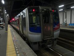 『JR 宇多津駅』
宇多津駅まで戻ってきました。
高松行きに乗って、坂出駅まで向かいます。

電車出ないなーと思ってたら、別の電車と連結するみたいです。
これは見に行かないと！