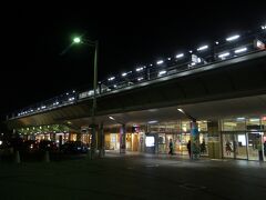 『JR 坂出駅』
無事に坂出駅に到着しました。
まだ18時半になってませんが、すでに真っ暗です。