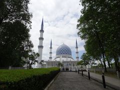 公園の中を歩いて行くとブルーモスクが見えてきます。