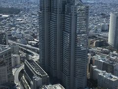 東京・新宿『Park Hyatt Tokyo』

5つ星ラグジュアリーホテル『パーク ハイアット 東京』の外観の写真。

『都庁』の展望台（東京都庁展望室）から撮影しました。

展望室へは、第一本庁舎１階から「展望室専用エレベータ」を
ご利用ください。
※閉庁日（土・日・祝日）は、２階の出入口は閉鎖されています。
１階正面玄関へお回りください。

開室時間（入室締切は、閉室時間の30分前）
９時30分～23時

※入室まで20～30分お並びいただいております。
なお、天候や時間帯によって、お並びいただく時間に変動がございます。
お時間に余裕をもってお越しください。

※悪天候などの理由により急遽、閉室する場合があります。
閉室等の情報は、都庁展望室のツイッター
（https://twitter.com/tocho_tenbou）でお知らせします。

入室料金　無料

休室日

　・第２及び第４月曜日（北展望室）
　・第１及び第３火曜日（南展望室）
　※祝日に重なる場合は開室し、その翌日を休室とします。
　※年末年始（12月29日～31日、１月２日及び３日）及び
　2020年5月16日（土）の都庁舎点検日は両展望室とも休室
　※年間の開室スケジュールはこちら

https://www.yokoso.metro.tokyo.lg.jp/tenbou/index.html