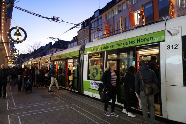 インターシティの交通機関乗り放題のカードを握りしめ、トラムで街の中心部へ。<br />カイザー・ヨーゼフ通り（Kaiser-Joseph-Straße）の停留所で下車。