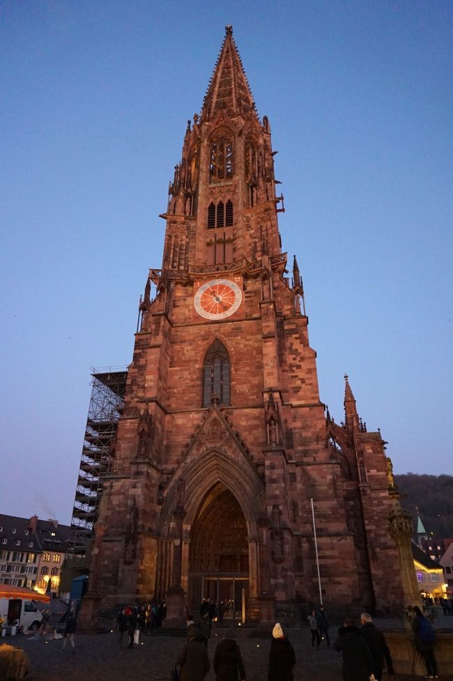 17時、大聖堂にやって来ました！<br />ストラスブール、マインツ、フランクフルトと同じく、赤い砂岩の大聖堂。<br /><br />中に入って写真を撮ろうとしたら、若い男性がすっ飛んで来ました。<br />ミサが始まるところだったようです。気がつかなくてゴメンナサイ。<br />静かに教会を出ました。