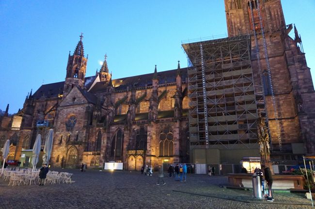 大聖堂脇には広場があり、大規模な朝市が開かれます。<br />さぞかしクリスマス・マーケットも賑わっているに違いないと思って来たら、ガラ～ン。（･o･）