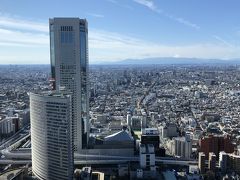 東京・新宿『パーク ハイアット 東京』41階にある【ピーク ラウンジ】
からの眺望の写真。

初台方面です。高いビルは『新国立劇場』のある『東京オペラシティ』。
ジェジュンも出演した「日本レコード大賞」が行われる場所です。

高層階にある【松阪牛 よし田】では絶品お肉がいただけますよ↓

<銀座・新宿・六本木★ 2017年12月1日に「CHANEL（シャネル）
銀座並木」がオープン、六本木にオープンした「BVLGARI」のカフェ
【ブルガリカフェ】、六本木ヒルズ52F【THE MOON Lounge】では
アフタヌーンティーが人気！ JALのJMBサファイア特典でお得に
ディナーを♪ 高層階にある【松阪牛 よし田】で松坂牛の
鉄板焼きコース、神戸牛ステーキ【イトウ ダイニング by NOBU】の
お肉を堪能☆彡>

https://4travel.jp/travelogue/11312150