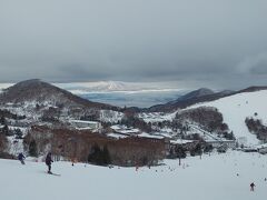 志賀高原に着きました。
雪不足を心配しましたが　サラサラのパウダースノーです
