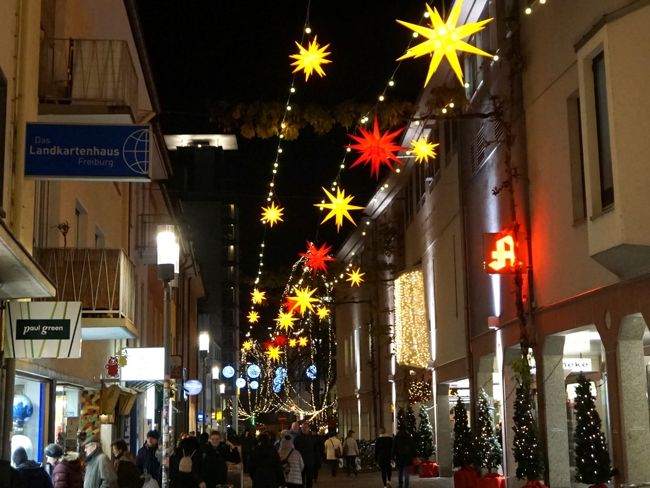 マルクトはここだけ？<br />イルミネーションが続くシフ通りを進んでみます。