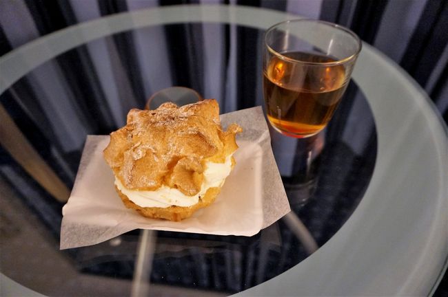 買ったのは、ホイップクリームたっぷりのパリブレスト。2.8ユーロ。<br />中にジャムが入っていて、それは要らない…はあったけれど、まぁまぁのお味。<br />まったりしました。<br /><br />この日、昼過ぎから眠くてたまらず、21時就寝。