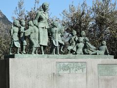平和の群像
二十四の瞳の像。観光案内所の近くにあります。手前のロータリーに石には生徒の名前が刻まれています。