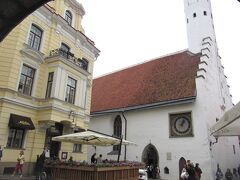 ＜タリン＞　14世紀の聖霊教会。貧しい人々の礼拝堂だったそうです。1684年製の公共の時計がシンボルになっています。