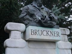 こっちはブルックナーの像。