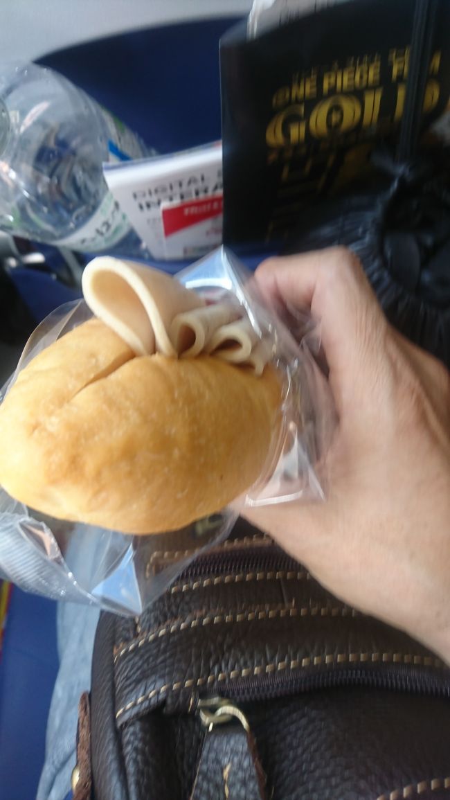 タイライオンエアは、軽食と水がでます。生ハムが4枚挟んであるパンです。