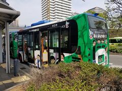 川口駅西口からコミュニティバス「みんななかまバス」青木線でスキップシティーに向かいます