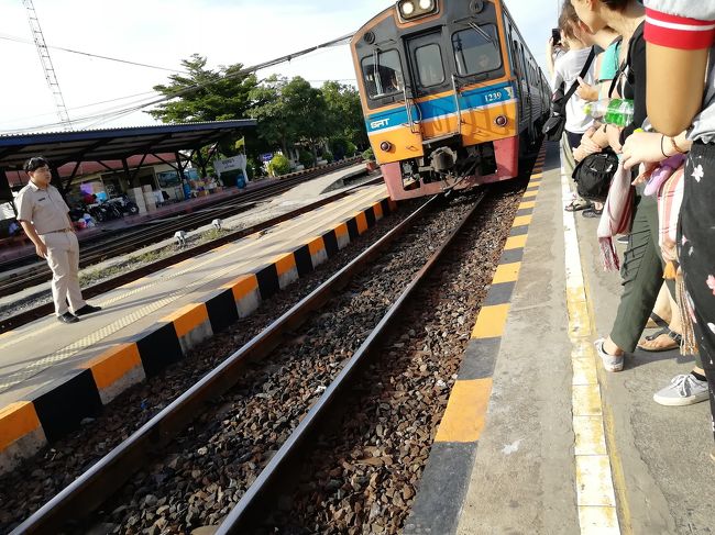 帰りはタイ国鉄にしました。<br />渡し舟で、駅のある対岸まで5THB です。<br />機関車が来るまで、時間があったので近くの屋台で焼き鳥3本10THB 。<br />1時間30分程でファランボーン駅に着きました。20THB です。<br />シーロム駅まで19THB です。